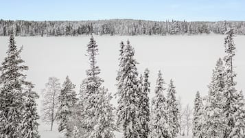 Paisaje nevado con una hilera de cabañas.