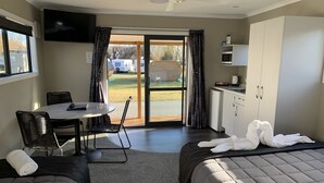 Studio | Blendingsgardiner, strykejern/-brett, barnesenger og wi-fi (inkludert)