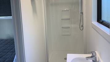 Motel Studio Triple | Bathroom | Shower, towels