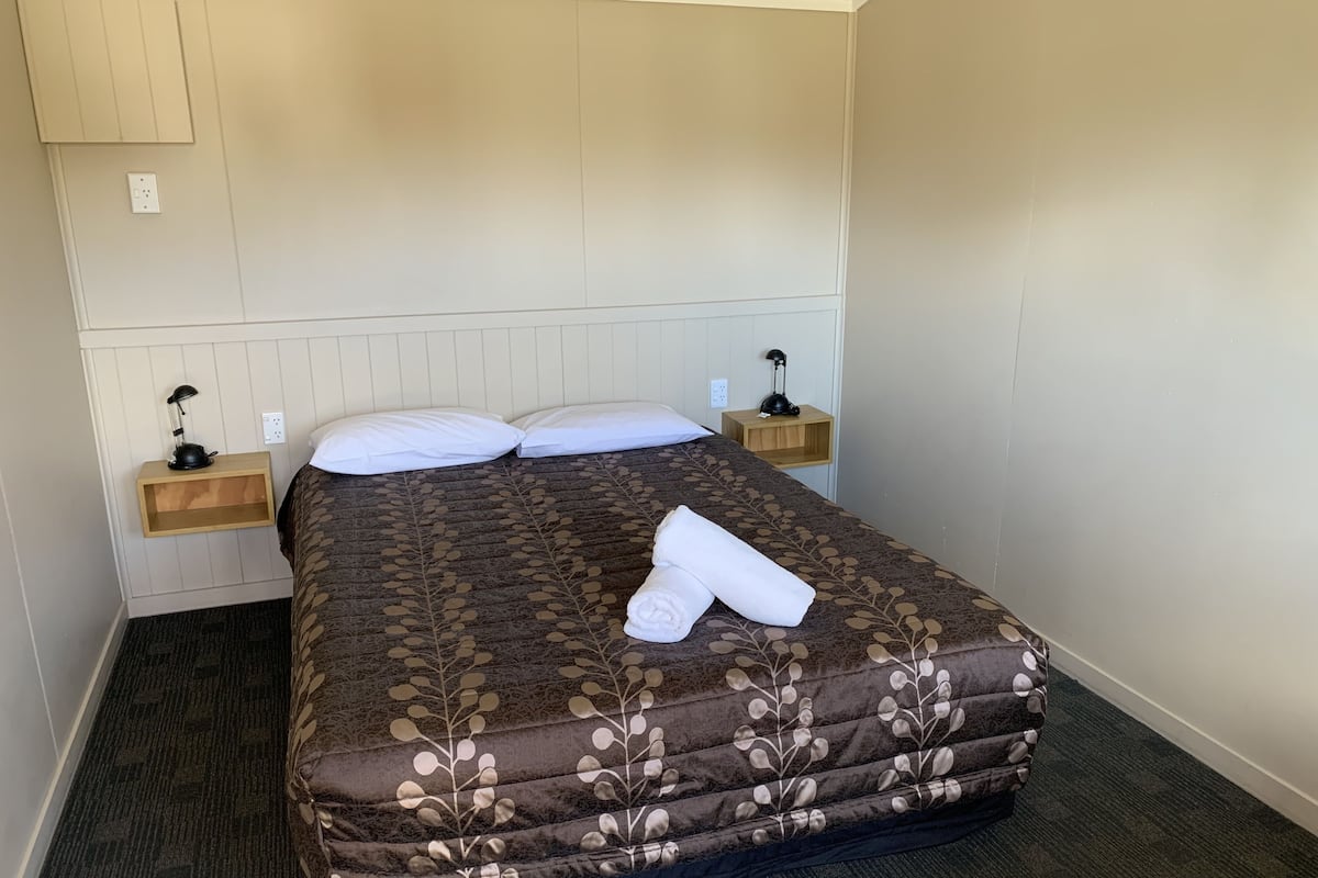 Deluxe Standard Cabin Double | Blackout drapes, iron/ironing board, cribs/infant beds, free WiFi