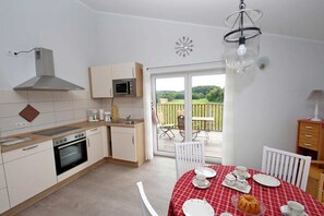 Kühlschrank, Ofen, Geschirrspüler, Wasserkocher mit Kaffee-/Teezubehör