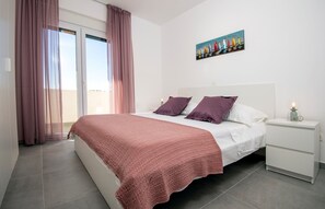 5 عدّة غرف نوم ومكواة/لوح كي وواي فاي وملاءات أسرّة