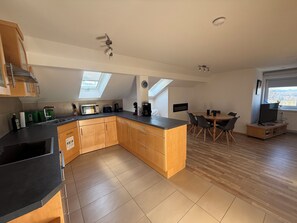 Jääkaappi, mikroaaltouuni, uuni, liesi