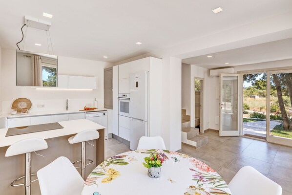 雪櫃、微波爐、焗爐、爐具