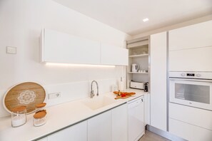 Réfrigérateur, four à micro-ondes, un four, surface de cuisson