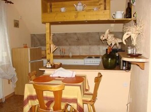 Réfrigérateur, plaque de cuisson, lave-vaisselle, grille-pain