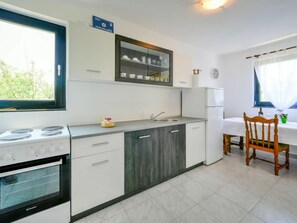 Fridge, microwave, oven, dishwasher - Vacation home Madera by Interhome (Dugo Selo)