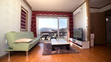 B101 | Living room | Flat-screen TV