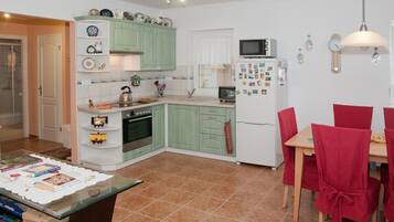 Réfrigérateur, micro-ondes, four, cafetiÚre/bouilloire