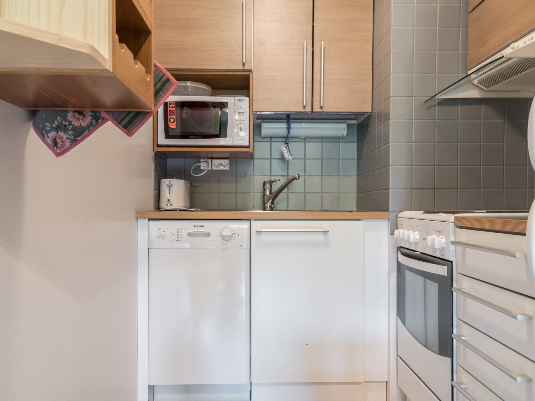 Fridge, microwave, dishwasher, cookware/dishes/utensils