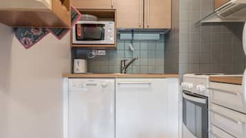 Kjøleskap, mikrobølgeovn, oppvaskmaskin og kjøkkenutstyr