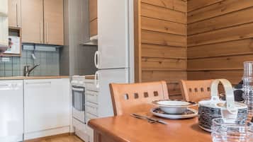 Kjøleskap, mikrobølgeovn, oppvaskmaskin og kjøkkenutstyr