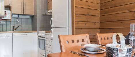 Fridge, microwave, dishwasher, cookware/dishes/utensils