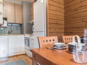 Fridge, microwave, dishwasher, cookware/dishes/utensils