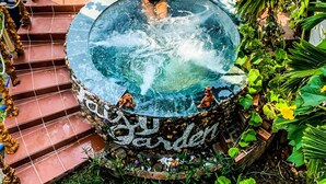 A hot tub surrounded by a garden with steps leading up to it. - Fairy Garden Villa (Da Nang)