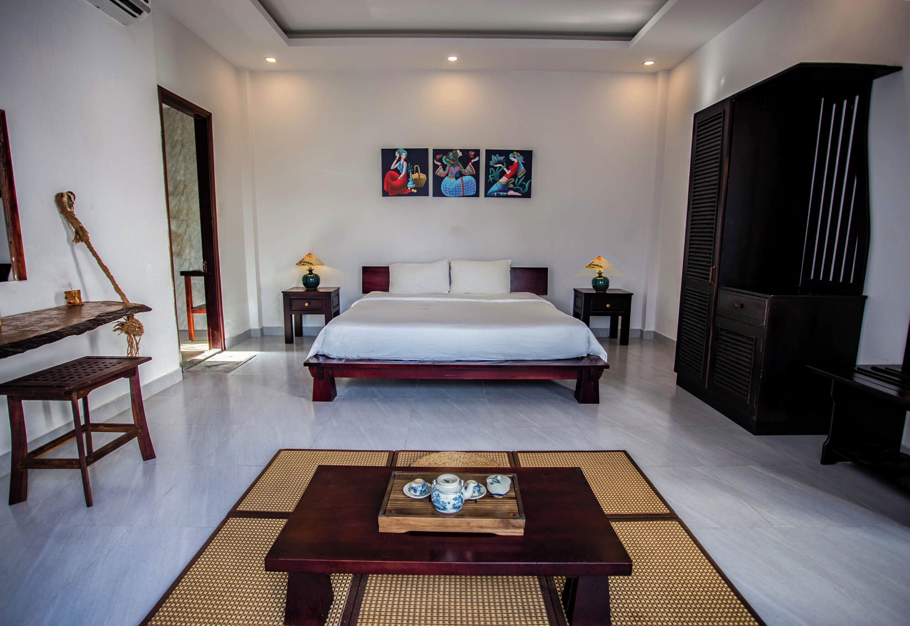 Dobbeltrom – panorama | Skrivebord for bærbar PC, blendingsgardiner og lydisolert