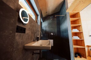 Douche, séchoir à cheveux, serviettes fournies, savon