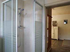 Duschwanne, Haartrockner, Handtücher, Toilettenpapier