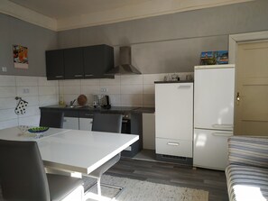 Fridge, oven, stovetop, coffee/tea maker