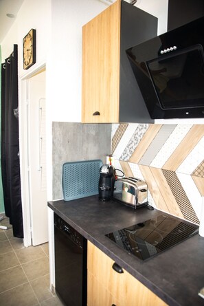 Een koelkast, een microgolfoven, een oven, een kookplaat