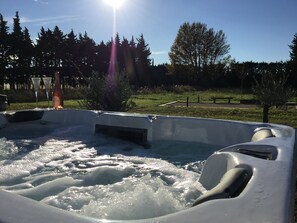 Outdoor spa tub - Charming cottage in provencal farmhouse renovated between Alpilles and Lubéron (Noves)