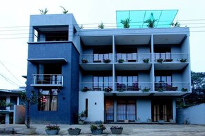 Façana frontal de l'allotjament (vespre/nit)