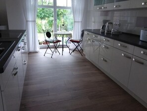 Réfrigérateur, micro-ondes, plaque de cuisson, lave-vaisselle