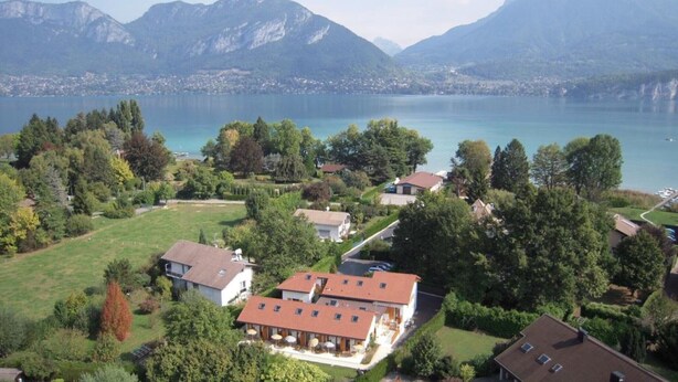 A residential area with houses, a lake, and mountains in the background. - Aurore du Lac - Duplex Apartment (4-6 Adults) (Sevrier)