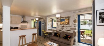 Port de Folleux, waterfront accommodation with terrace in wooded garden
