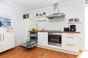 Kühlschrank, Mikrowelle, Geschirrspüler, Hochstuhl