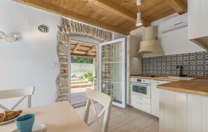 Jääkaappi, mikroaaltouuni, uuni, astianpesukone