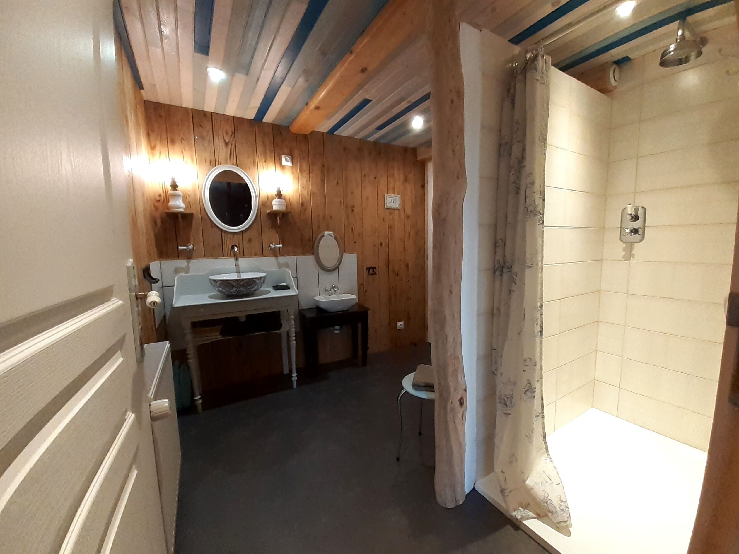 Douche, sèche-cheveux, serviettes fournies, savon