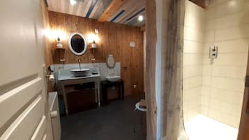 Douche, sèche-cheveux, serviettes fournies, savon