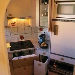 Réfrigérateur, micro-ondes, plaque de cuisson, lave-vaisselle