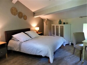 3 bedrooms, desk, iron/ironing board, travel crib