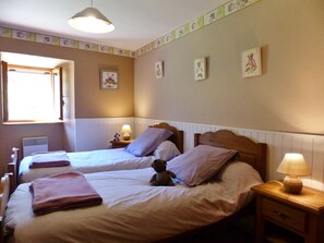 3 bedrooms, desk, iron/ironing board, travel crib