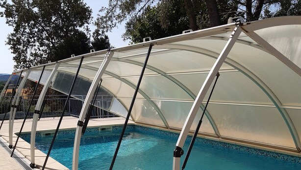 A swimming pool with a glass enclosure and metal railings. - Holiday rental in Gard near Anduze (Boisset-et-Gaujac)