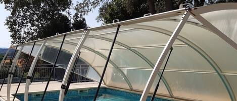 Een buitenzwembad en een verwarmd zwembad