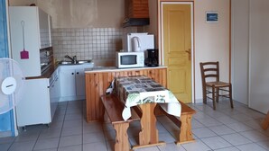A compact kitchen with a microwave, coffee maker, and a fan. - Holiday rental in Gard near Anduze (Boisset-et-Gaujac)