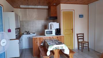 Réfrigérateur, micro-ondes, four, cafetiÚre/bouilloire