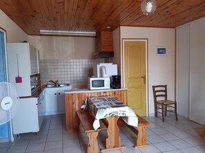 Refrigerador, microondas, horno y cafetera y tetera 