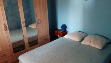 1 slaapkamer, een strijkplank/strijkijzer, reisbedje, gratis wifi