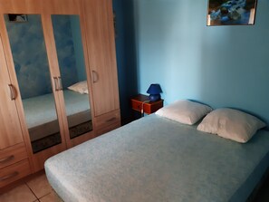 1 habitación, tabla de planchar con plancha y cuna de viaje 