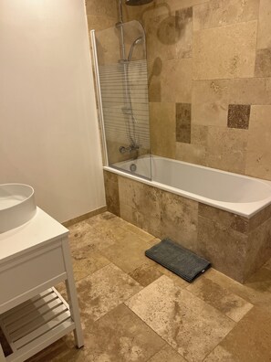 Baignoire, sĂšche-cheveux