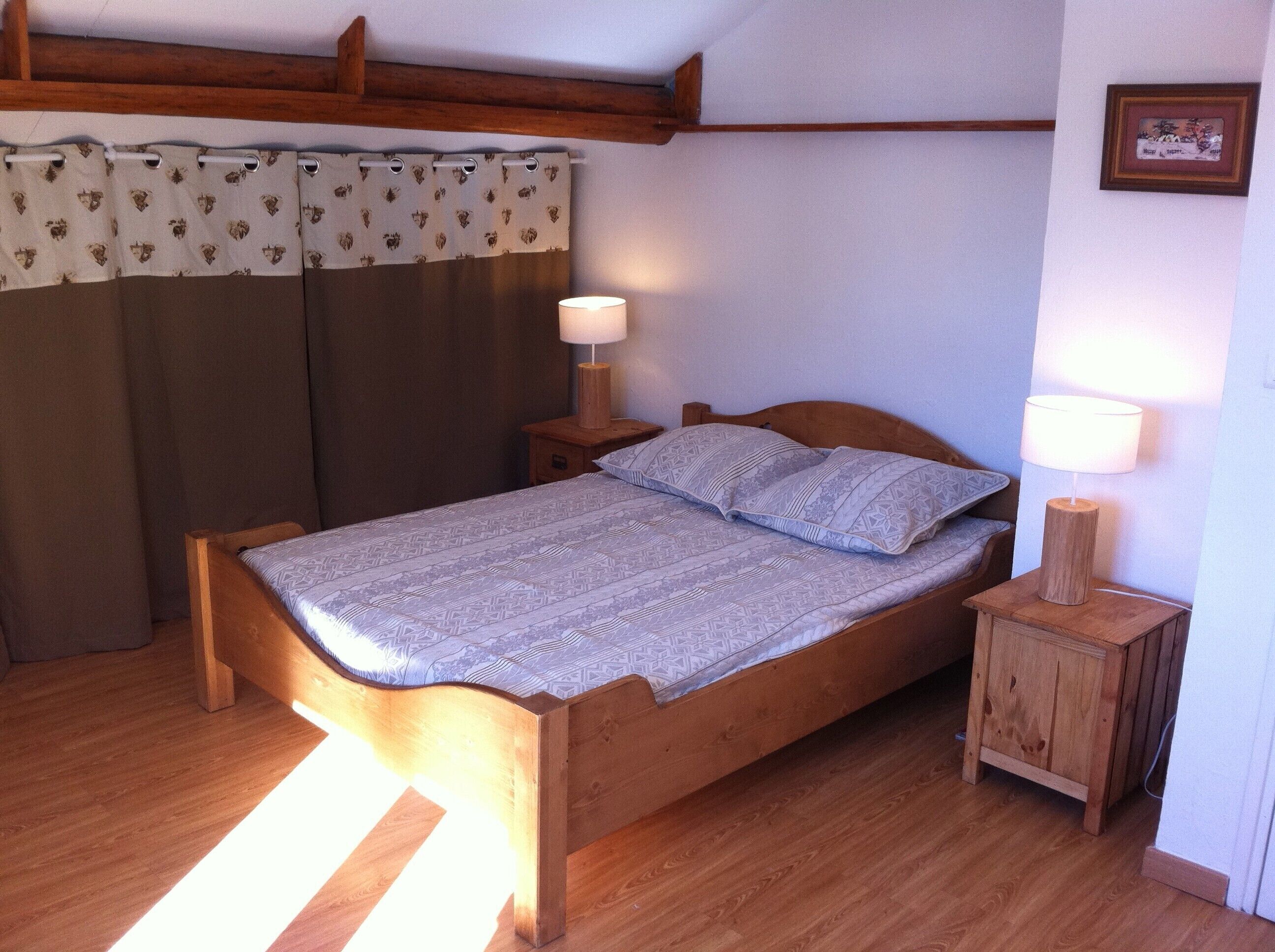 5 slaapkamers, een bureau, een strijkplank/strijkijzer, reisbedje