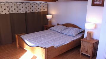 5 slaapkamers, een bureau, een strijkplank/strijkijzer, reisbedje