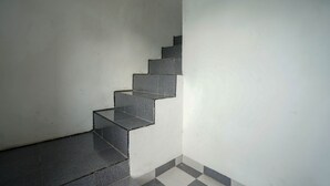 A staircase with a black tiled handrail and steps, leading to a landing. - Hotel O Green Palm Kostel Syariah (Lubuklinggau)