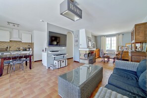 TV, peis og DVD-spiller