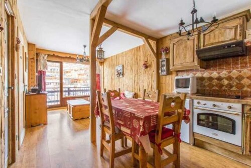 The charm of an alpine chalet, an ideal location for sport and shopping