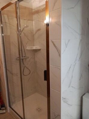 Een douche, een haardroger